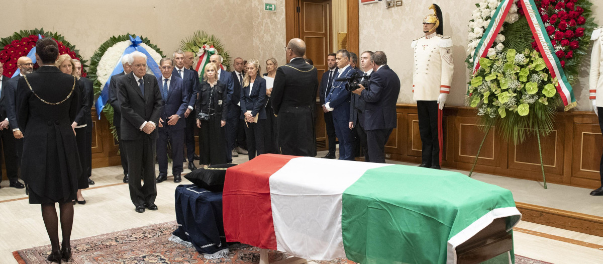 El presidente italiano Sergio Mattarella rinde homenaje al fallecido ex presidente italiano Giorgio Napolitano