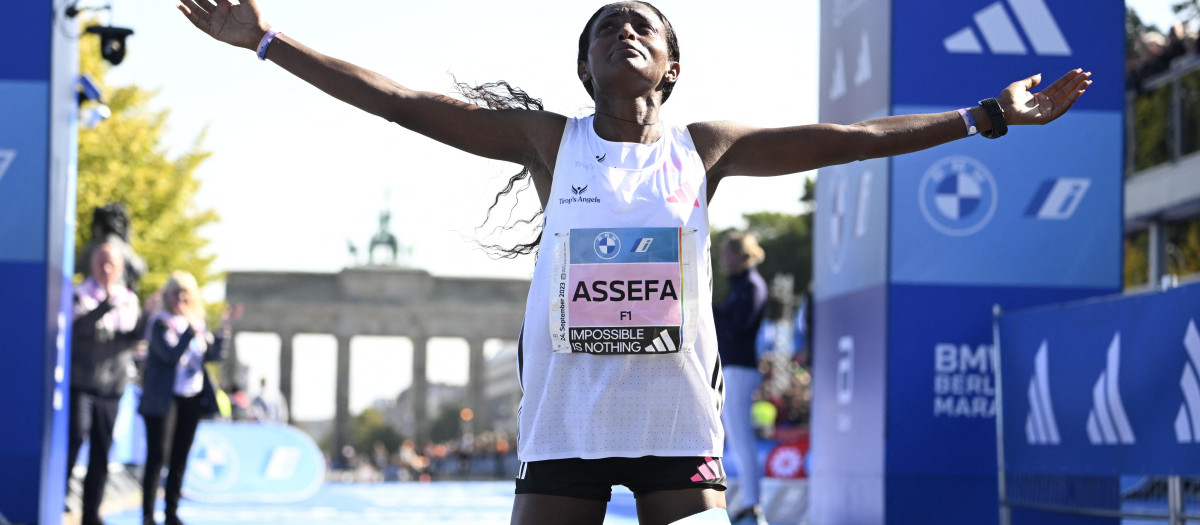 Tigist Assefa, en el momento de su entrada a meta