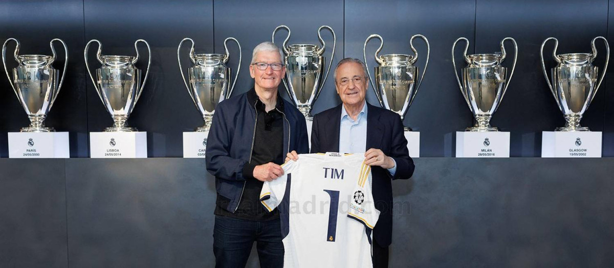 Tim Cook, director ejecutivo de Apple, visitó este sábado la Ciudad Real Madrid, donde Florentino Pérez, lo recibió en la sala de juntas