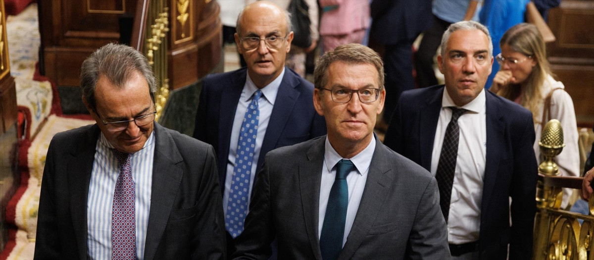 El presidente del PP, Alberto Núñez Feijóo (d), sale de una sesión plenaria, en el Congreso de los Diputados, a 21 de septiembre de 2023, en Madrid (España). Durante el Pleno de hoy se tramita en lectura única la reforma del Reglamento para permitir el uso de las lenguas que tengan carácter oficial en una comunidad autónoma.
21 SEPTIEMBRE 2023;PLENO;LENGUAS;LENGUAS COOFICIALES;PINGANILLOS
Eduardo Parra / Europa Press
21/9/2023