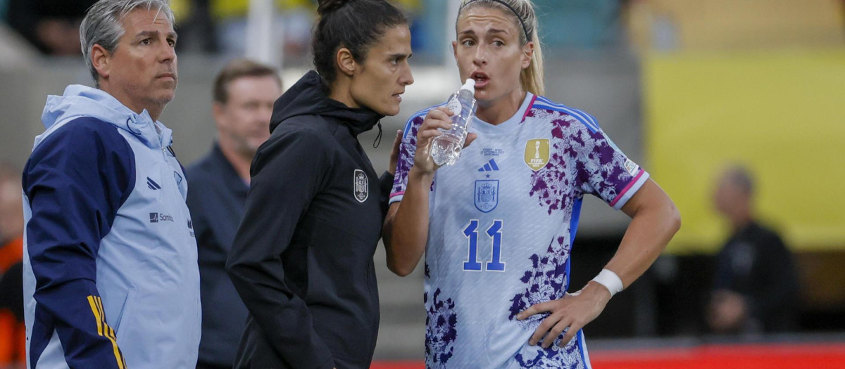 Alexia Putellas, con la actual entrenadora Montse Tomé, en el partido de España en Suecia
