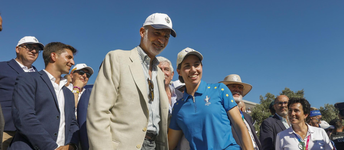 Carlota Ciganda, con el Rey Felipe, en el final de la Copa Solheim que se disputó en Málaga