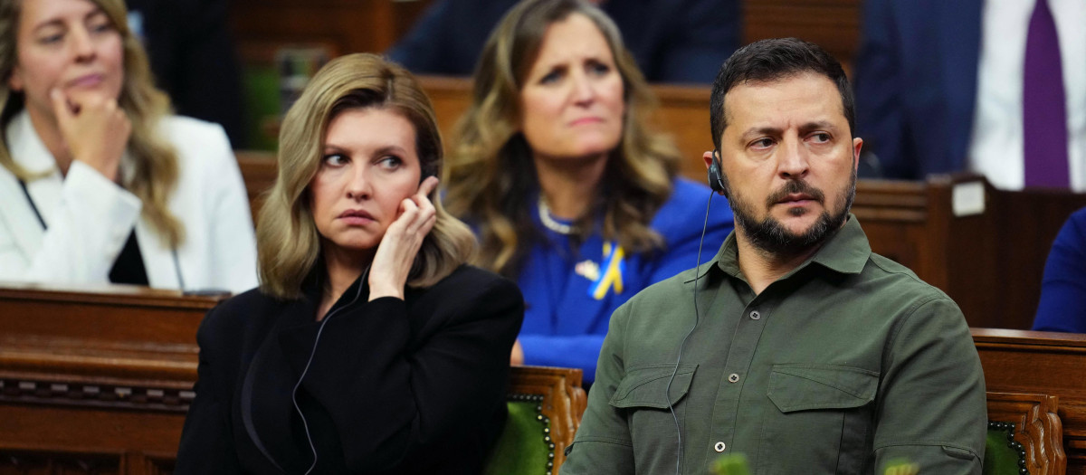 El presidente ucraniano Volodymyr Zelensky y la primera dama Olena Zelenska escuchan mientras el primer ministro canadiense Justin Trudeau habla en la Cámara de los Comunes en Ottawa