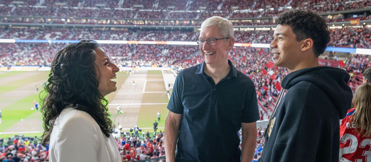 Tim Cook con Ivana Andrés y Enzo Alves, hijo de Maarcelo