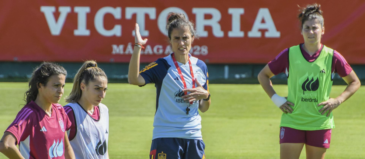 Montse Tomé, en un entrenamiento de la selección: ella cree que sí seguirá en el banquillo