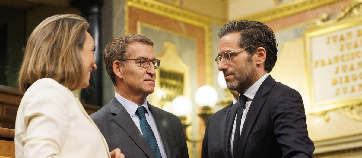 (I-D) La portavoz del PP en el Congreso, Cuca Gamarra; el presidente del PP, Alberto Núñez Feijóo y el vicesecretario de Cultura y Sociedad Abierta del Partido Popular y diputado, Borja Sémper, a su llegada a una sesión plenaria, en el Congreso de los Diputados, a 21 de septiembre de 2023, en Madrid (España). El portavoz del PP y vicesecretario de Cultura y Sociedad Abierta del partido, Borja Sémper, ha defendido durante el pleno la enmienda de totalidad con texto alternativo registrada por el Grupo Popular a la proposición de reforma del Reglamento del Congreso que permite el uso de las lenguas cooficiales'. El equipo de Feijóo ha cerrado filas con Sémper tras las críticas de algunos diputados, que en privado han admitido que no entienden que hasta en tres ocasiones utilizara el euskera en el Pleno cuando minutos antes la propia portavoz del Grupo Popular, Cuca Gamarra, había criticado además que se usaran las lenguas cooficiales sin estar aprobada la reforma del Reglamento.
21 SEPTIEMBRE 2023;PLENO;LENGUAS;LENGUAS COOFICIALES;PINGANILLOS
Eduardo Parra / Europa Press
21/9/2023