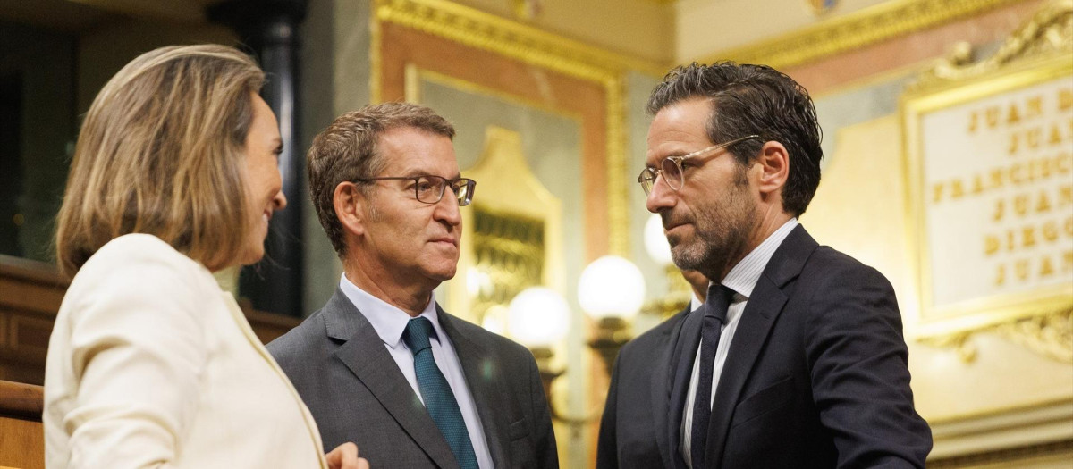 (I-D) La portavoz del PP en el Congreso, Cuca Gamarra; el presidente del PP, Alberto Núñez Feijóo y el vicesecretario de Cultura y Sociedad Abierta del Partido Popular y diputado, Borja Sémper, a su llegada a una sesión plenaria, en el Congreso de los Diputados, a 21 de septiembre de 2023, en Madrid (España). El portavoz del PP y vicesecretario de Cultura y Sociedad Abierta del partido, Borja Sémper, ha defendido durante el pleno la enmienda de totalidad con texto alternativo registrada por el Grupo Popular a la proposición de reforma del Reglamento del Congreso que permite el uso de las lenguas cooficiales'. El equipo de Feijóo ha cerrado filas con Sémper tras las críticas de algunos diputados, que en privado han admitido que no entienden que hasta en tres ocasiones utilizara el euskera en el Pleno cuando minutos antes la propia portavoz del Grupo Popular, Cuca Gamarra, había criticado además que se usaran las lenguas cooficiales sin estar aprobada la reforma del Reglamento.
21 SEPTIEMBRE 2023;PLENO;LENGUAS;LENGUAS COOFICIALES;PINGANILLOS
Eduardo Parra / Europa Press
21/9/2023