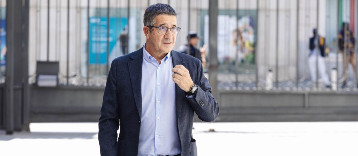 El portavoz socialista, Patxi López, a su llegada al Congreso de los Diputados