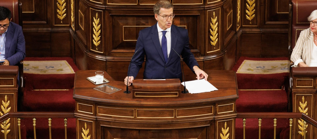 El líder del PP y candidato a la Presidencia del Gobierno, Alberto Núñez Feijóo, interviene durante la primera sesión del debate de investidura del líder del PP, en el Congreso de los Diputados, a 26 de septiembre de 2023, en Madrid (España). El presidente del PP, Alberto Núñez Feijóo, se somete hoy a su debate de investidura en el Congreso, el primero en el que se escucharán discursos en lenguas cooficiales y se podrán usar pinganillos para recibir la traducción simultánea. Su candidatura se vota en 'primera vuelta' mañana miércoles, 27 de septiembre, cuando se activará la cuenta atrás por si hay nuevas elecciones. Los barones del PP han apoyado a Feijóo en su debate.
26 SEPTIEMBRE 2023;MADRID;PRIMERA SESIÓN DEBATE;FEIJÓO;CONGRESO DE LOS DIPUTADOS
Eduardo Parra / Europa Press
26/9/2023