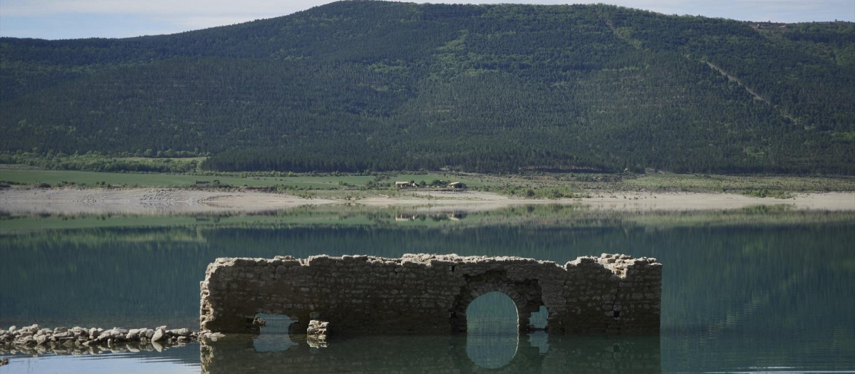 Surgen a la superficie parte de las termas romanas que se encontraban bajo el agua en el pantano de Yesa, Navarra