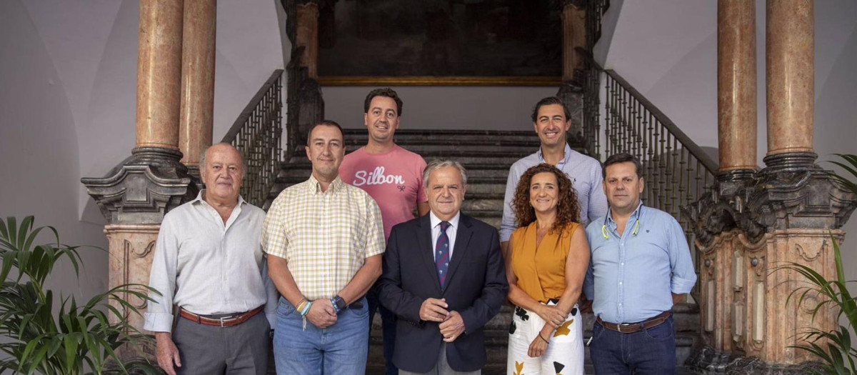 Fuentes (centro), con representantes de la agrupación 'Bicigrinos', en el Palacio de la Merced