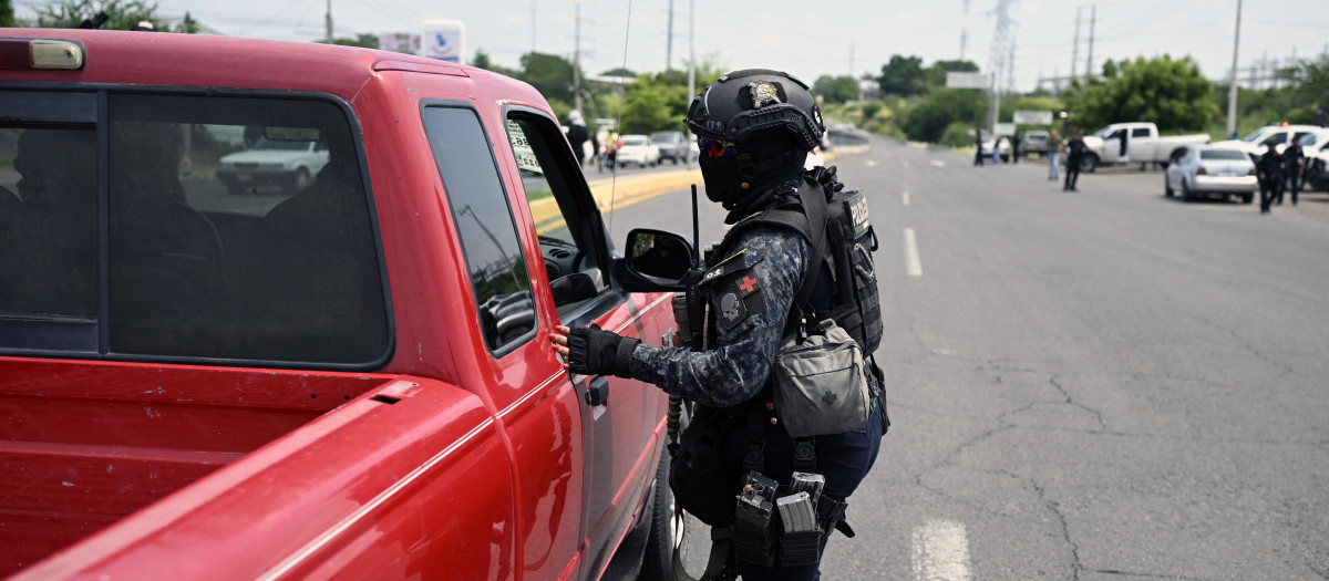 Un control policial en una carretera de México
