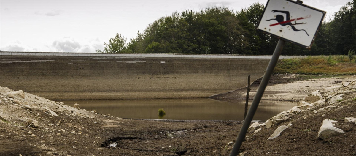 Un cartel que prohíbe el baño en el pantano de Santa Fe seco, en el parque natural del Montseny, Barcelona