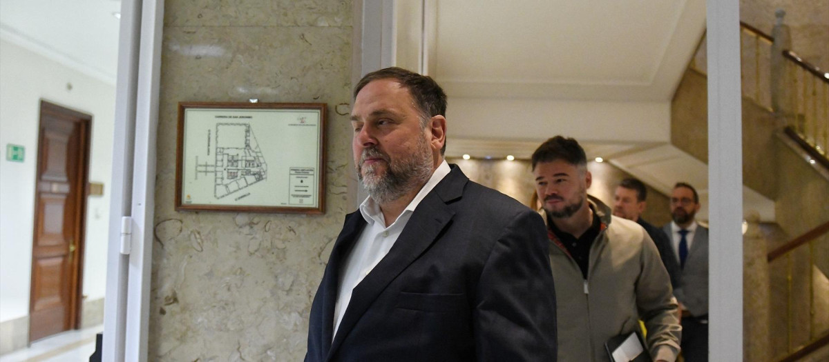 El presidente de Esquerra Republicana (ERC), Oriol Junqueras (i), y el portavoz en el congreso de ERC, Gabriel Rufián (d), mantienen una reunión de trabajo con los grupos parlamentarios de su partido del Congreso y del Senado, en el Congreso de los Diputados, a 28 de septiembre de 2023, en Madrid (España). Esta reunión se produce un día antes de la segunda votación de la investidura del candidato popular, Alberto Núñez Feijóo, y en plenas negociaciones con el PSOE sobre la amnistía de cara a una posible investidura de Pedro Sánchez.
28 SEPTIEMBRE 2023;ERC;ESQUERRA REPUBLICANA DE CATALUNYA;ESQUERRA
Fernando Sánchez / Europa Press
28/9/2023