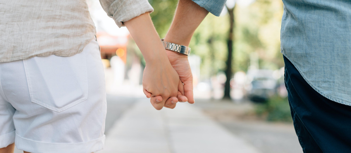 Una pareja de la mano