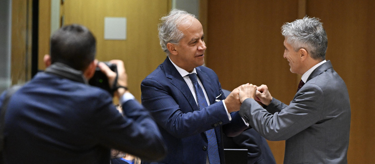 Fernando Grande-Marlaska junto a Matteo Piantedosi, ministros de Interior de España y de Italia respectivamente