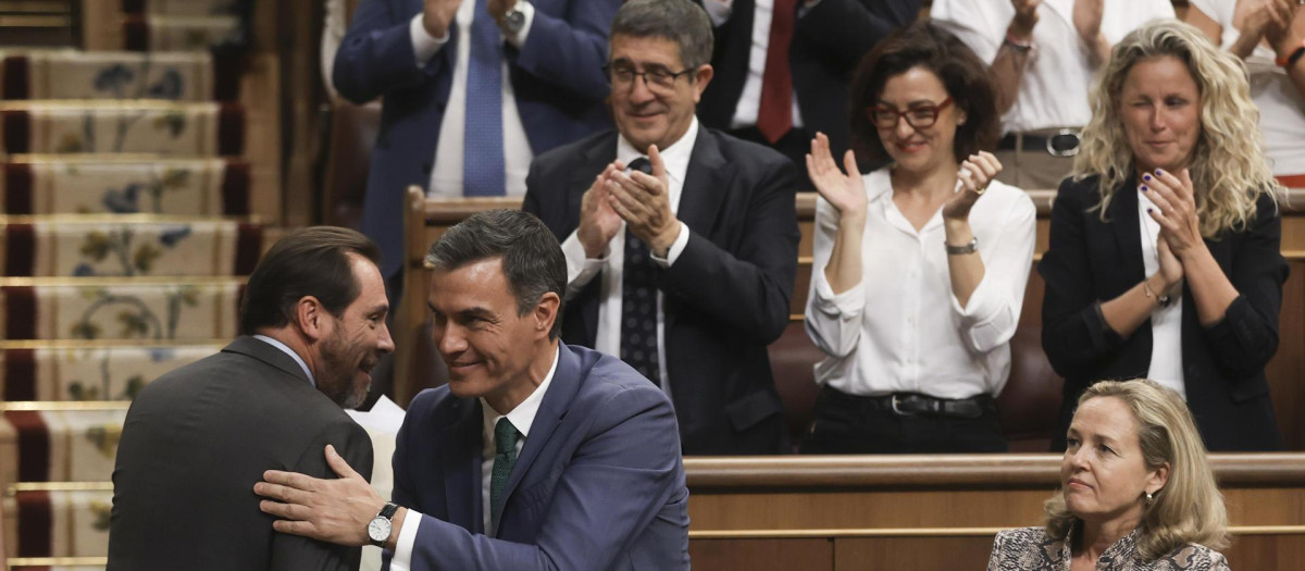 MADRID, 26/09/2023.- El presidente del Gobierno en funciones, Pedro Sánchez, saluda al diputado del PSOE Óscar Puente (i), en la primera sesión del debate de investidura del candidato popular Alberto Núñez Feijóo a la Presidencia del Gobierno, este martes en el Congreso. EFE/Kiko Huesca