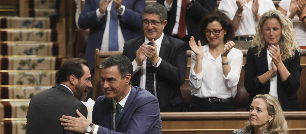 MADRID, 26/09/2023.- El presidente del Gobierno en funciones, Pedro Sánchez, saluda al diputado del PSOE Óscar Puente (i), en la primera sesión del debate de investidura del candidato popular Alberto Núñez Feijóo a la Presidencia del Gobierno, este martes en el Congreso. EFE/Kiko Huesca