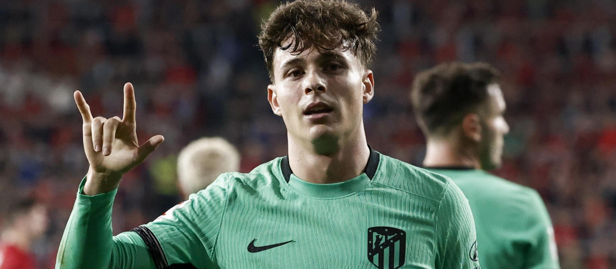 Rodrigo Riquelme celebra su gol, segundo del equipo rojiblanco, durante el partido de frente a Osasuna