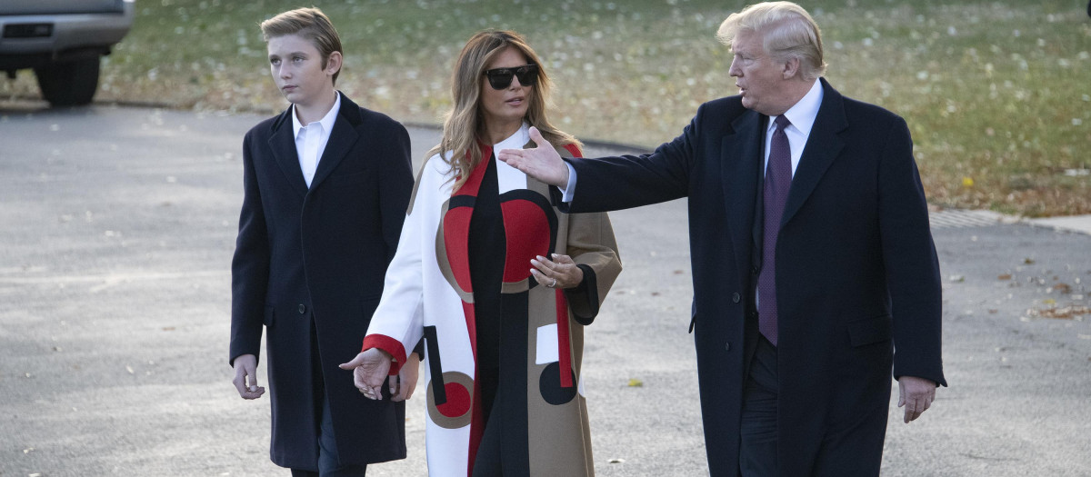 Donald Trump y su mujer Melania con su hijo Barron durante el acto de acción de gracias de 2018 en la Casa Blanca
