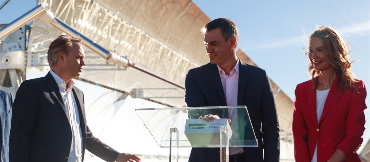 Pedro Sánchez, en una planta de Heineken, este sábado, en Sevilla