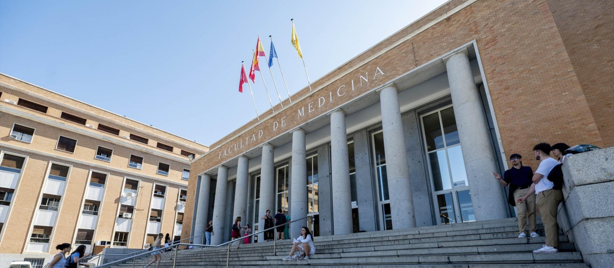 Varias personas en el exterior de la Facultad de Medicina de la Universidad Complutense de Madrid