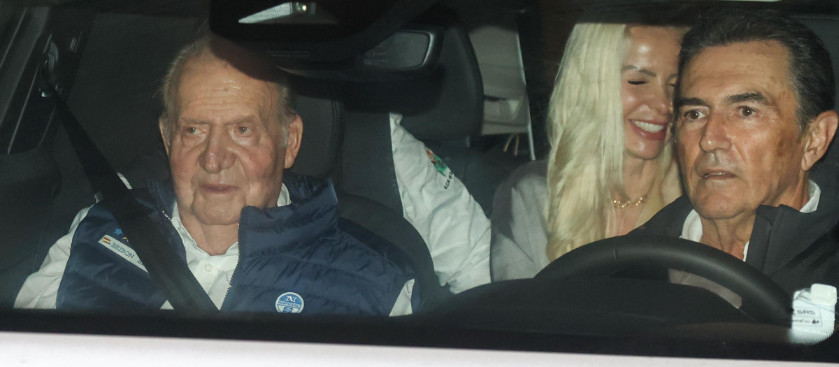 El Rey Juan Carlos llegó al Real Club Náutico de Sangenjo acompañado de su asistente personal
