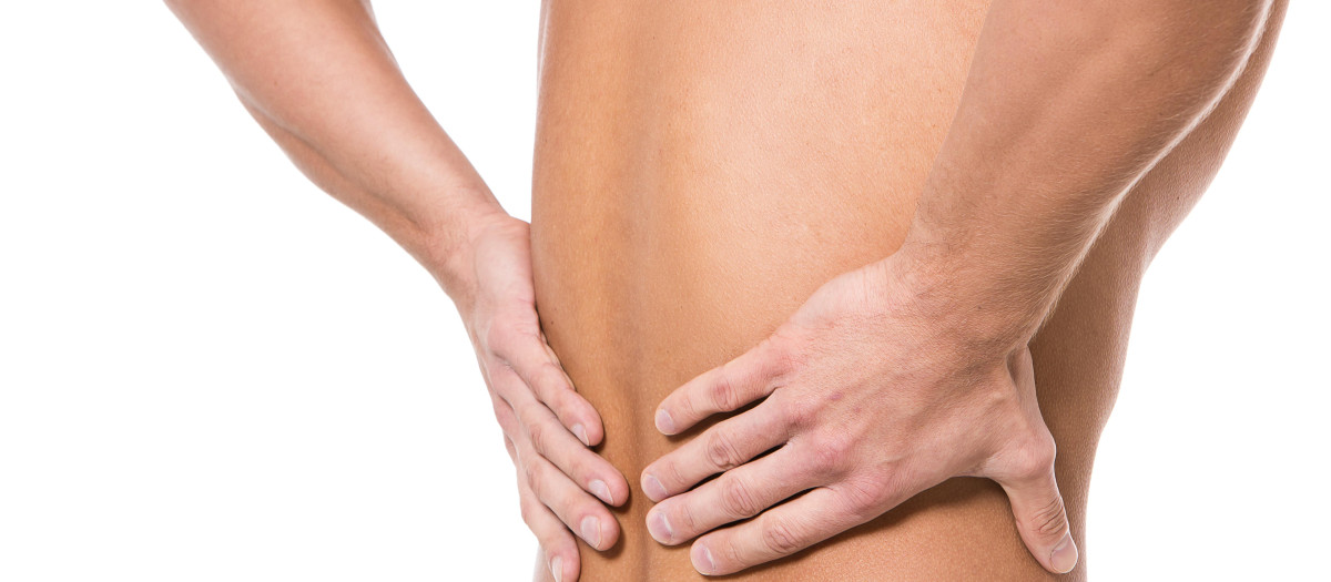 Un hombre padece dolor en los riñones