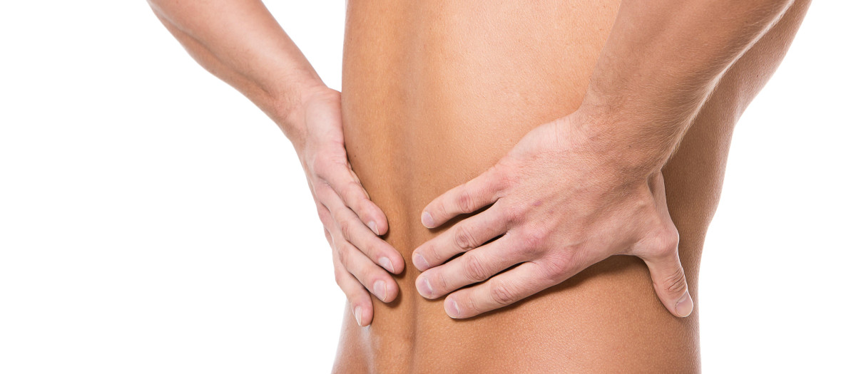 Un hombre padece dolor en los riñones
