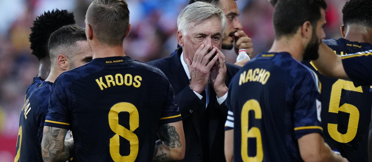 Ancelotti, con algunos de sus jugadores en un partido de esta temporada