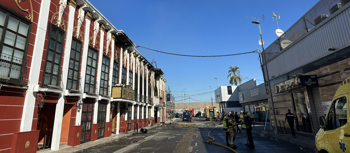 Imagen de la calle en la que se encuentran las discotecas incendiadas