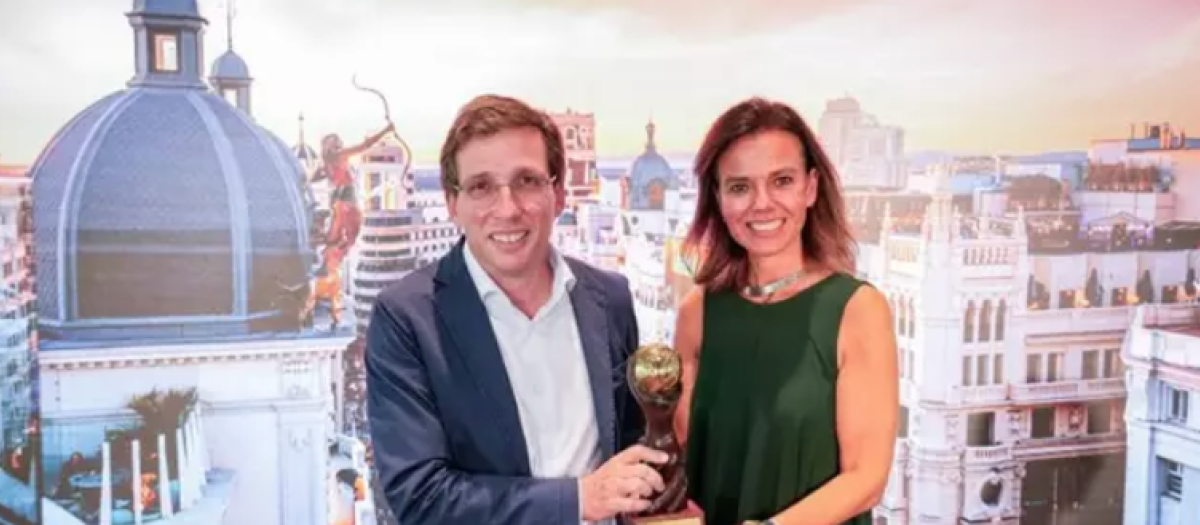 El alcalde de Madrid, José Luis Martínez-Almeida, recoge el premio de turismo de reuniones
