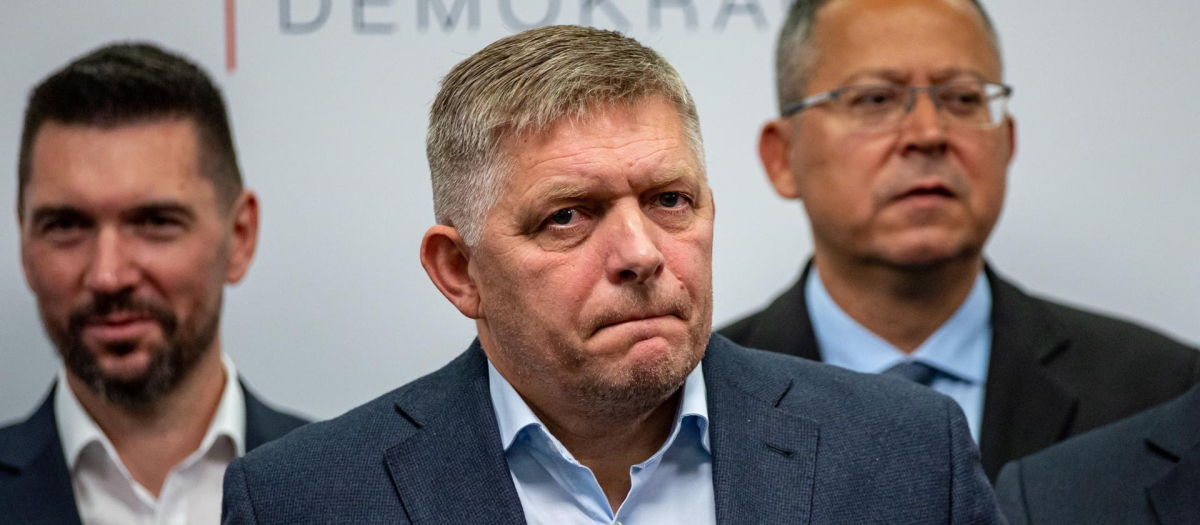 Bratislava (Slovakia (slovak Republic)), 01/10/2023.- Slovak former Prime Minister and chairman of the Smer-SD party Robert Fico (C) talks to media after Slovakia's parliamentary elections at party's headquarters in Bratislava, Slovakia, 01 October 2023. According to official results, Smer-SD party with leader Robert Fico won the parliamentary elections with almost 23 percent. Progresivne Slovensko party (Progressive Slovakia) ended up behind him, with almost 18 percent. (Elecciones, Eslovaquia) EFE/EPA/MARTIN DIVISEK