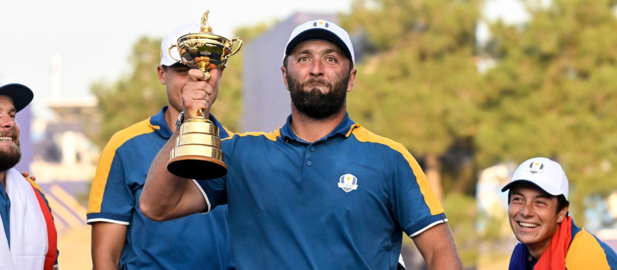 Jon Rahm, con la bandera de España, tras ganar la Ryder Cup de golf