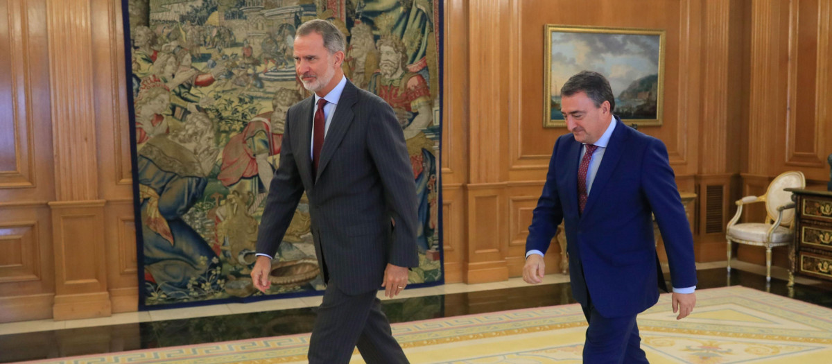 El Rey con el portavoz del PNV en el Congreso, Aitor Esteban