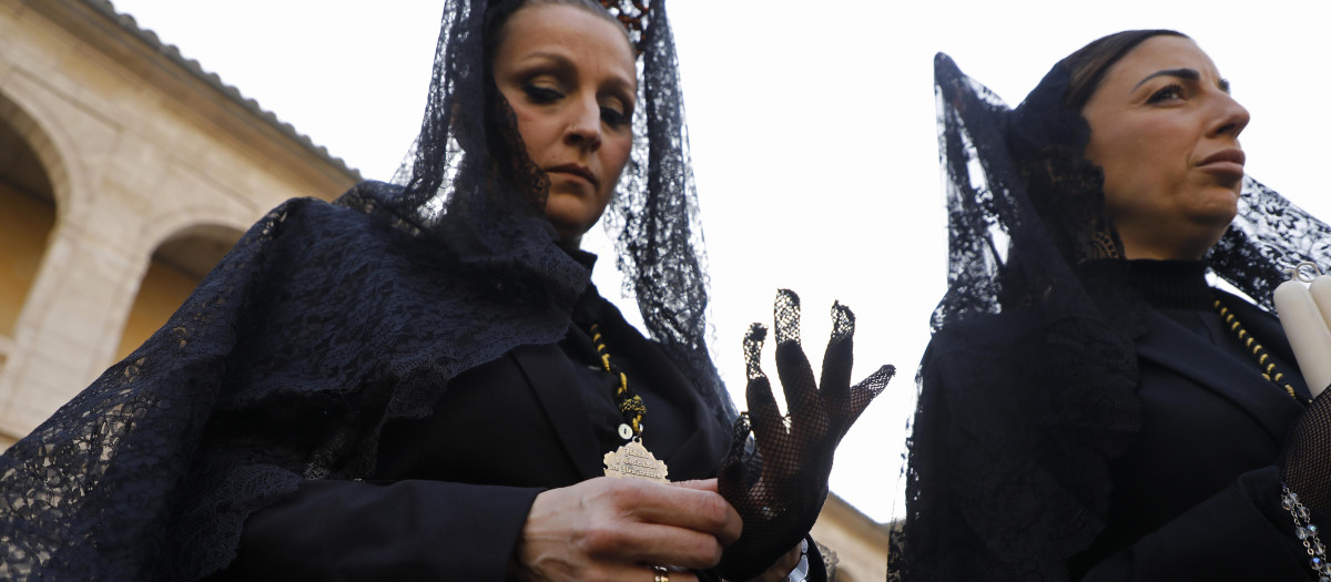Dos Manolas ante la procesión del Santísimo Cristo de la Sagre, en Palma de Mallorca