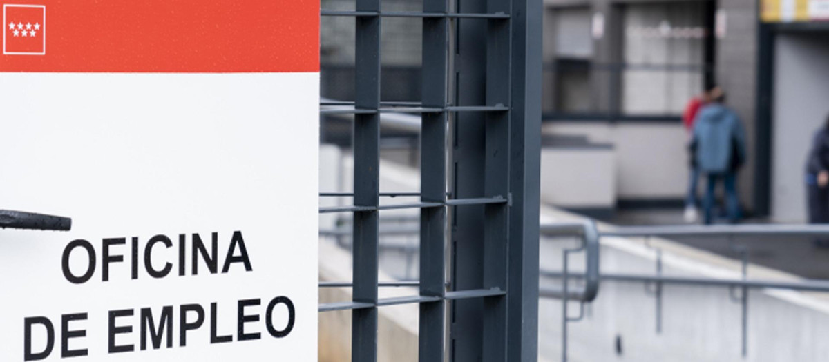 Entrada a la oficina de empleo Vallecas-Santa Eugenia