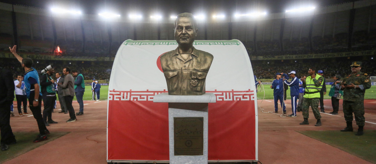 El busto de la discordia: por la presencia de este homenaje a Qasem Soleimani el equipo de Benzema no jugó un partido de fútbol en Irán
