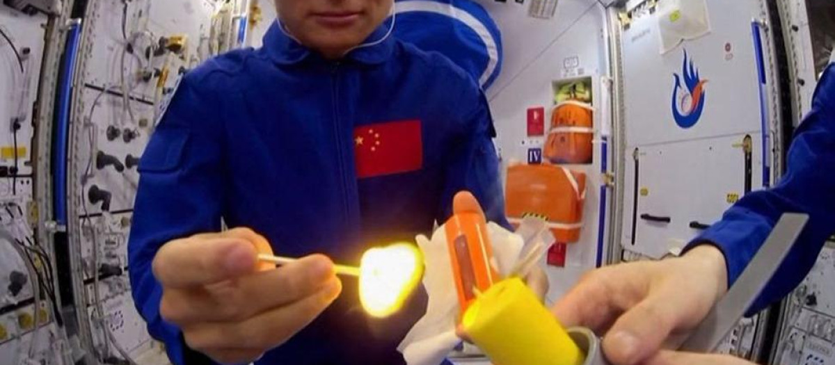 Los taikonautas Gui Haichao y Zhu Yangzhu encienden una vela en la estación Tiangong