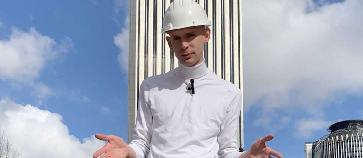 Erik Harley junto al edificio Picasso, en el Paseo de la Castellana de Madrid