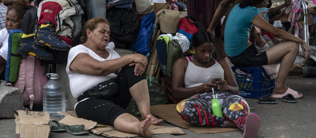 Inmigrantes venezolanos en la frontera entre Costa Rica y Panamá tras cruzar la selva del Darién