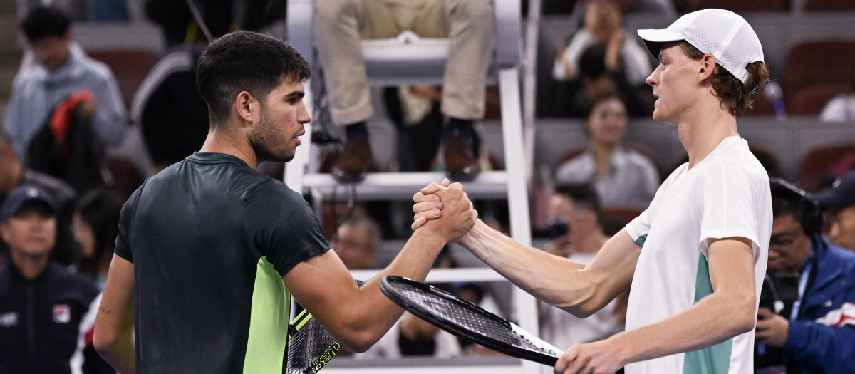 Carlos Alcaraz se saluda con Jannik Sinner en el ATP 500 de Pekín