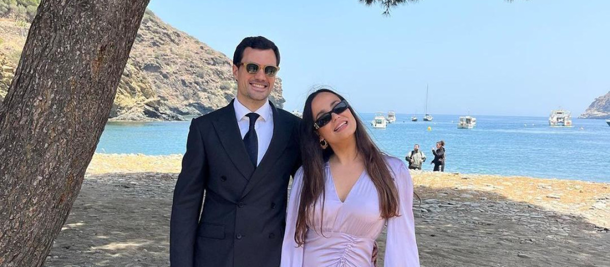 Carolina Monje y Álex Lopera, en la boda de unos amigos este verano