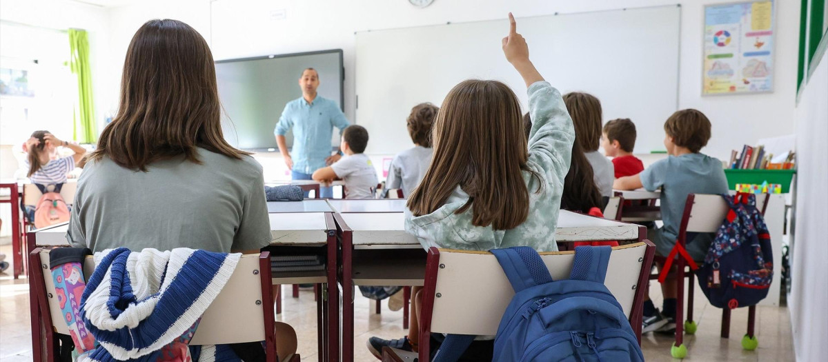 Varios niños en un aula del colegio Arturo Soria, el primer día de curso escolar