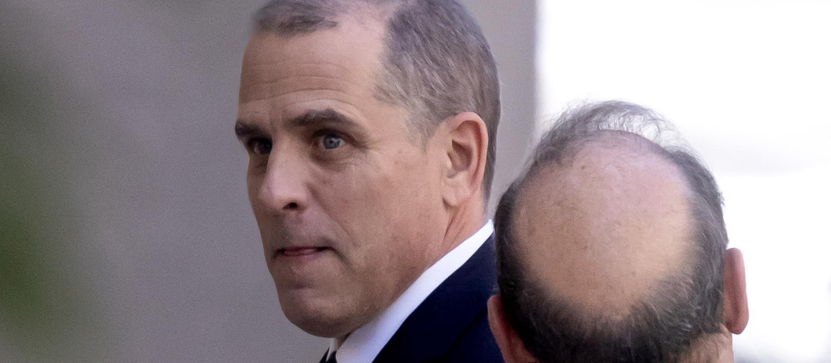 Wilmington (United States), 03/10/2023.- Hunter Biden (L), son of US President Joe Biden, walks with his attorney Abbe Lowell (R) after arriving to be arraigned at the US Federal District Court in Wilmington, Delaware, USA, 03 October 2023. Hunter Biden appeared in federal court to be arraigned on gun charges brought by Special Counsel David Weiss. Hunter Biden is the first child of a sitting president to appear in court facing criminal charges. EFE/EPA/MICHAEL REYNOLDS