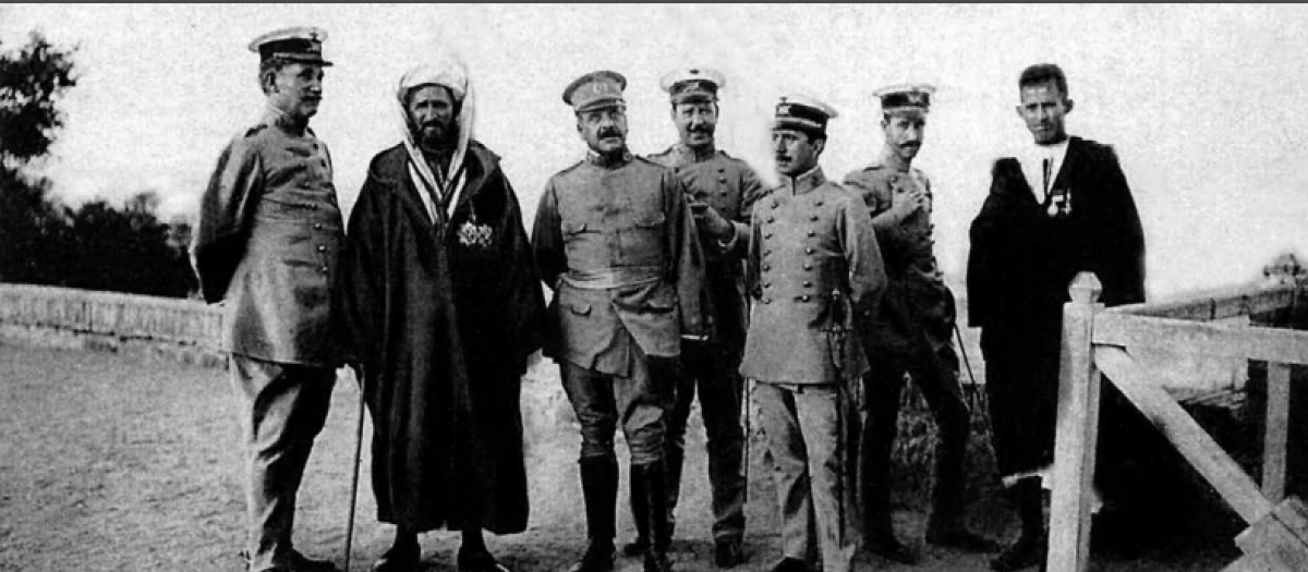 Visita del Rey Alfonso XIII a la Escuela Indígena en Melilla. En la foto se encuentra Ben Mizzian y su padre