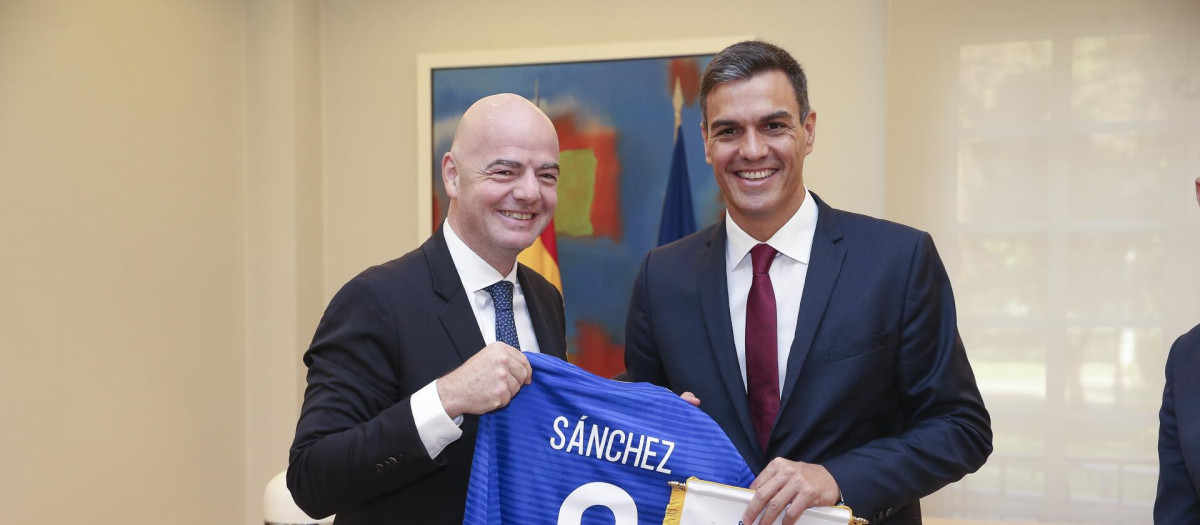 Pedro Sánchez, con Gianni Infantino, presidente de la FIFA