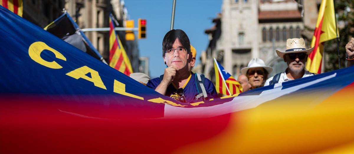 Numerosas personas se manifiestan durante la celebración del aniversario del referéndum del 1-O, en la plaza de Urquinaona, a 1 de octubre de 2023, en Barcelona, Cataluña (España). Este acto conmemora el sexto aniversario del referéndum de independencia que fue convocado por el Gobierno de Cataluña, suspendido por el Tribunal Constitucional y celebrado de manera ilegal en Cataluña el 1 de octubre de 2017. La Asamblea Nacional Catalana (ANC) es la organización de la sociedad civil más influyente de Cataluña en el ámbito político-cultural. Es una organización independiente, tanto económicamente como políticamente, financiada por socios, suscriptores y donaciones privadas, y no está asociada a ningún partido político.
01 OCTUBRE 2023;CATALUNYA;REFERENDUM;ANC;1-O;ASAMBLEA NACIONAL CATALANA;ANIVERSARIO;AUTODETERMINACIÓN;URNA;INDEPENDENTISMO;AMNISTÍA;INDEPENDENCIA;PUIGDEMONT;
Kike Rincón / Europa Press
01/10/2023