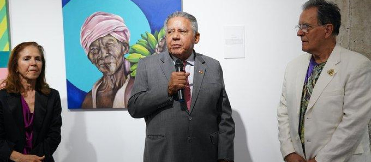 El embajador de República Dominicana en la exposición Reflejos del Caribe en la Fundación AN-A, de Madrid
