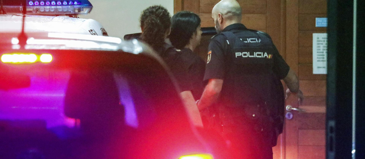 Uno de los dos detenidos por este atropello en el momento de ser trasladado por la Policía